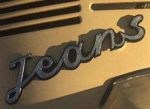 logo Jeans capot arrière